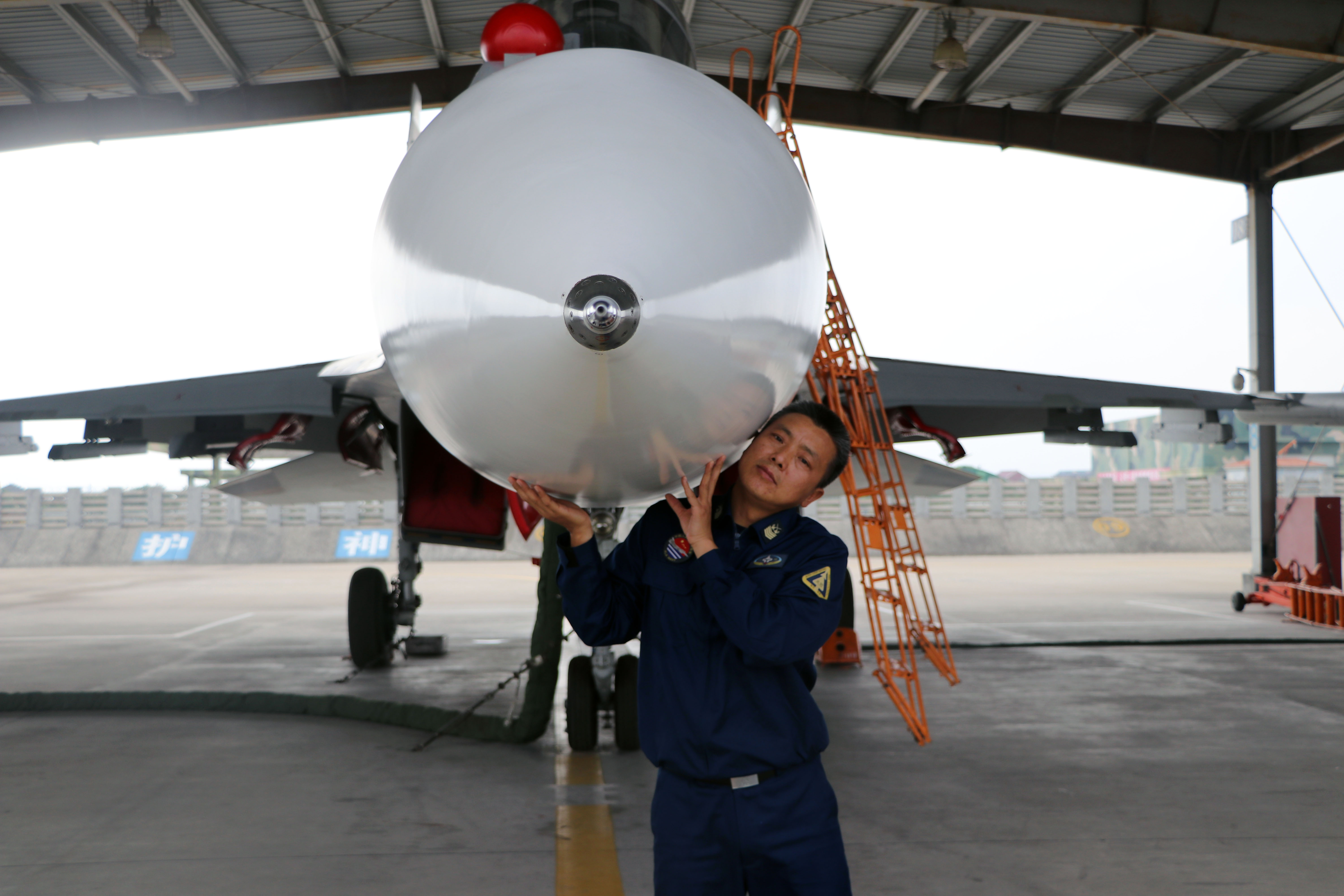 圖為羅海濱深情傾聽(tīng)他最?lèi)?ài)的“大白”心跳(葉孔巧攝)